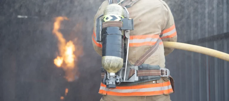 arrêt d'un incendie de batterie lithium causé par un véhicule éléctrique