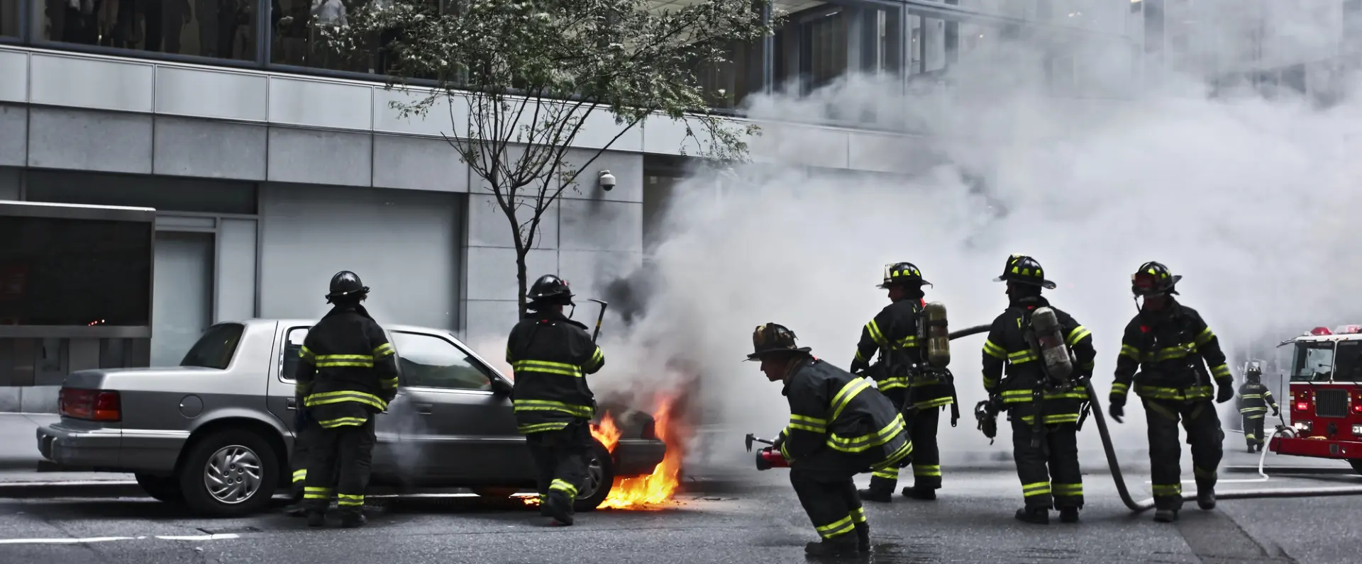 Pompiers maitrisant la propagation de flamme