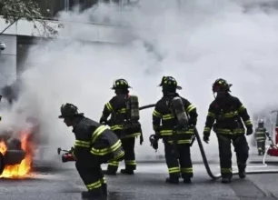 pompier maitrisant la propagation de flammes d'une batterie lithium